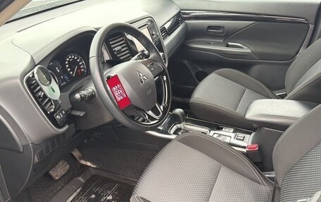 Mitsubishi Outlander III рестайлинг 3, 2021 год, 2 650 000 рублей, 10 фотография