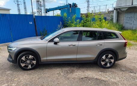 Volvo V60 Cross Country II, 2021 год, 3 500 000 рублей, 1 фотография