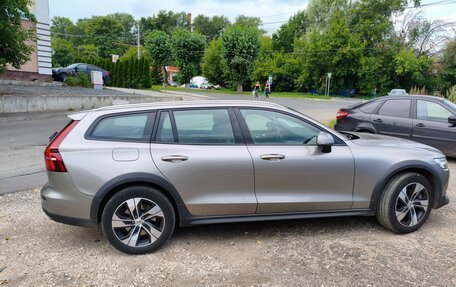 Volvo V60 Cross Country II, 2021 год, 3 500 000 рублей, 2 фотография