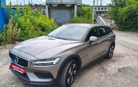 Volvo V60 Cross Country II, 2021 год, 3 500 000 рублей, 4 фотография