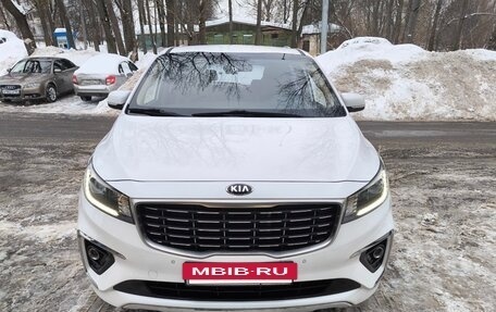 KIA Carnival III, 2018 год, 2 400 000 рублей, 2 фотография