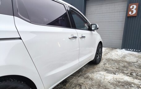 KIA Carnival III, 2018 год, 2 400 000 рублей, 10 фотография