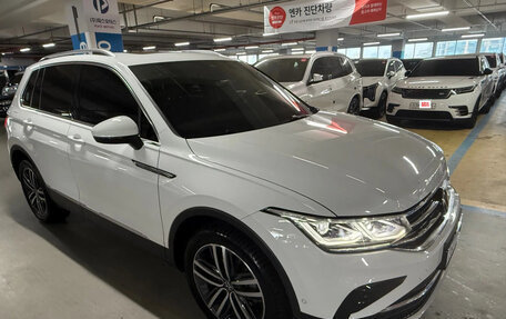 Volkswagen Tiguan II, 2022 год, 2 520 000 рублей, 3 фотография