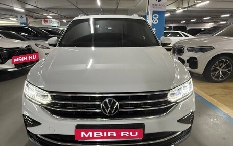 Volkswagen Tiguan II, 2022 год, 2 520 000 рублей, 2 фотография