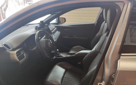 Toyota C-HR I рестайлинг, 2018 год, 2 400 000 рублей, 13 фотография