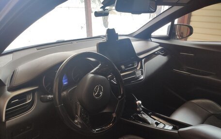 Toyota C-HR I рестайлинг, 2018 год, 2 400 000 рублей, 14 фотография