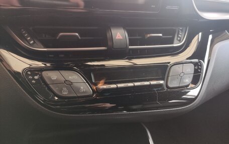 Toyota C-HR I рестайлинг, 2018 год, 2 400 000 рублей, 16 фотография