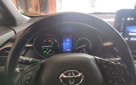 Toyota C-HR I рестайлинг, 2018 год, 2 400 000 рублей, 17 фотография