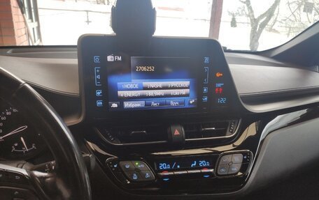 Toyota C-HR I рестайлинг, 2018 год, 2 400 000 рублей, 18 фотография