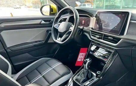 Volkswagen T-Roc I, 2023 год, 2 230 000 рублей, 9 фотография