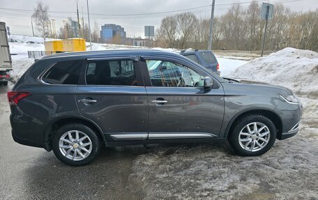 Mitsubishi Outlander III рестайлинг 3, 2018 год, 2 300 000 рублей, 6 фотография