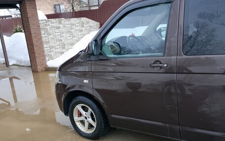 Volkswagen Caravelle T5, 2015 год, 2 950 000 рублей, 2 фотография