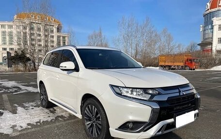 Mitsubishi Outlander III рестайлинг 3, 2022 год, 2 070 000 рублей, 3 фотография