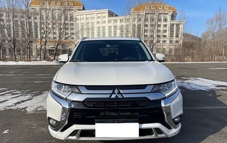 Mitsubishi Outlander III рестайлинг 3, 2022 год, 2 070 000 рублей, 2 фотография