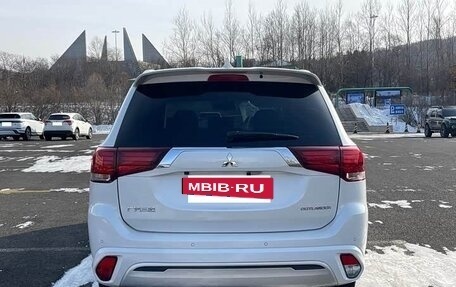 Mitsubishi Outlander III рестайлинг 3, 2022 год, 2 070 000 рублей, 6 фотография