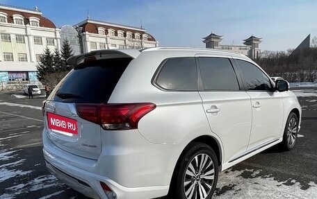 Mitsubishi Outlander III рестайлинг 3, 2022 год, 2 070 000 рублей, 5 фотография