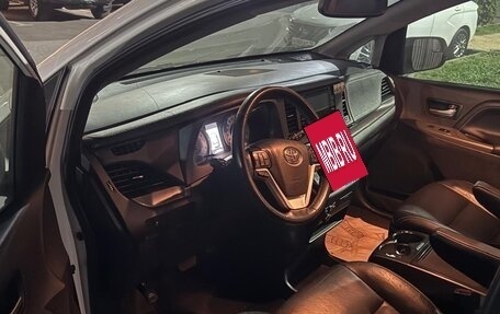 Toyota Sienna III, 2019 год, 1 400 000 рублей, 3 фотография