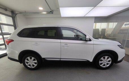 Mitsubishi Outlander III рестайлинг 3, 2017 год, 1 899 000 рублей, 5 фотография