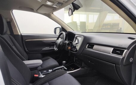 Mitsubishi Outlander III рестайлинг 3, 2017 год, 1 899 000 рублей, 13 фотография