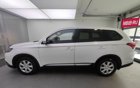 Mitsubishi Outlander III рестайлинг 3, 2017 год, 1 899 000 рублей, 10 фотография