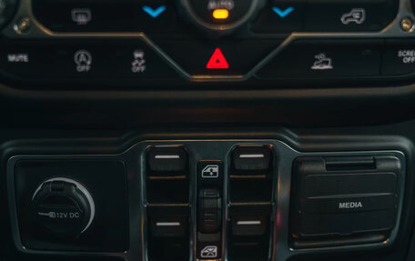 Jeep Gladiator, 2023 год, 5 900 000 рублей, 28 фотография