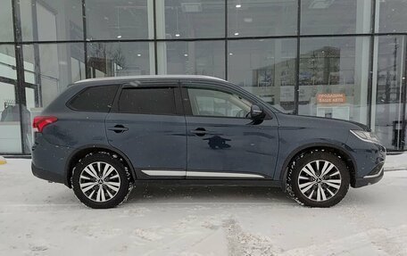 Mitsubishi Outlander III рестайлинг 3, 2020 год, 2 190 000 рублей, 4 фотография