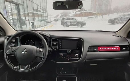 Mitsubishi Outlander III рестайлинг 3, 2020 год, 2 190 000 рублей, 14 фотография