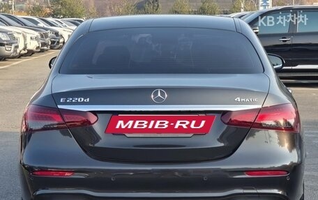 Mercedes-Benz E-Класс, 2022 год, 5 060 000 рублей, 4 фотография