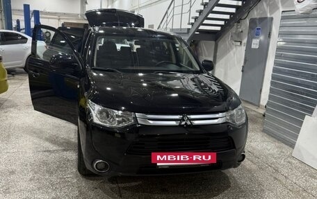 Mitsubishi Outlander III рестайлинг 3, 2014 год, 1 200 000 рублей, 14 фотография