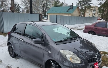 Toyota Yaris III рестайлинг, 2010 год, 750 000 рублей, 2 фотография