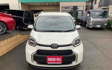 Toyota Sienta, 2022 год, 1 597 000 рублей, 2 фотография