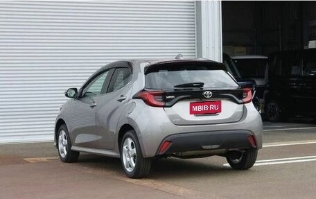 Toyota Yaris, 2022 год, 1 032 000 рублей, 2 фотография