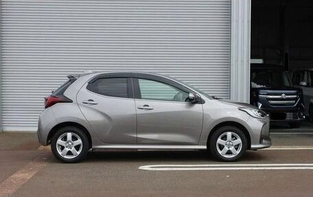 Toyota Yaris, 2022 год, 1 032 000 рублей, 5 фотография