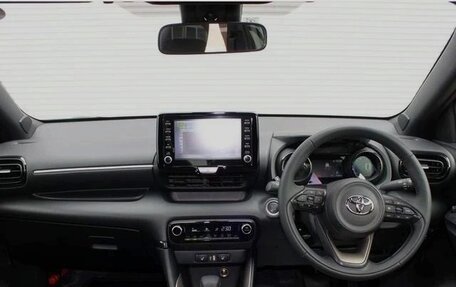 Toyota Yaris, 2022 год, 1 032 000 рублей, 9 фотография