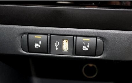 Toyota Yaris, 2022 год, 1 032 000 рублей, 16 фотография