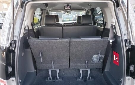 Toyota ISis I, 2015 год, 996 000 рублей, 34 фотография