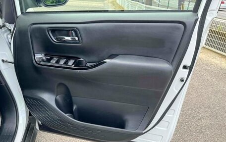 Toyota Noah III, 2021 год, 2 388 000 рублей, 22 фотография