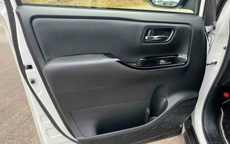 Toyota Noah III, 2021 год, 2 388 000 рублей, 23 фотография