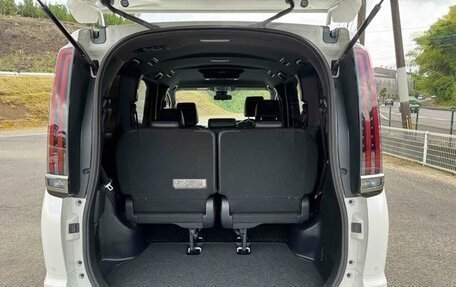 Toyota Noah III, 2021 год, 2 388 000 рублей, 30 фотография