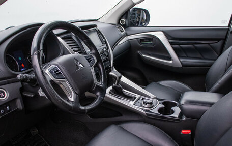 Mitsubishi Pajero Sport III рестайлинг, 2016 год, 2 898 000 рублей, 10 фотография