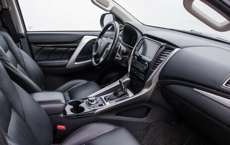 Mitsubishi Pajero Sport III рестайлинг, 2016 год, 2 898 000 рублей, 9 фотография