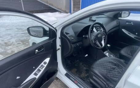 Hyundai Solaris II рестайлинг, 2011 год, 670 000 рублей, 9 фотография