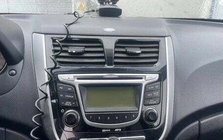 Hyundai Solaris II рестайлинг, 2011 год, 670 000 рублей, 16 фотография