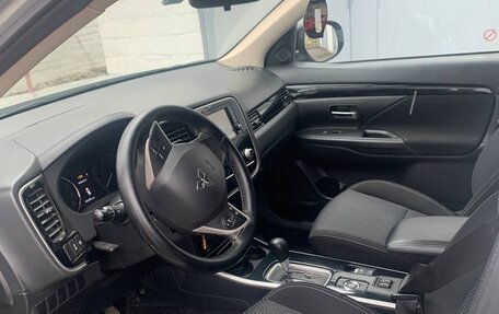 Mitsubishi Outlander III рестайлинг 3, 2019 год, 2 300 000 рублей, 4 фотография