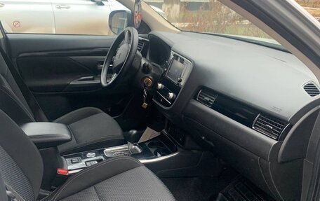 Mitsubishi Outlander III рестайлинг 3, 2019 год, 2 300 000 рублей, 5 фотография