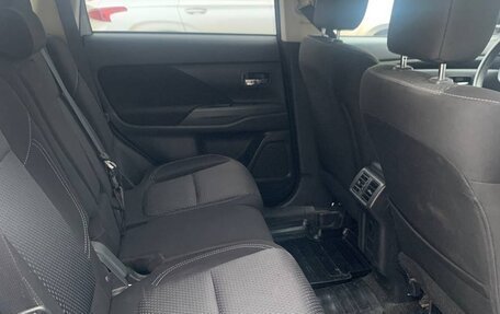 Mitsubishi Outlander III рестайлинг 3, 2019 год, 2 300 000 рублей, 6 фотография