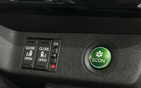 Honda Stepwgn IV, 2016 год, 1 840 000 рублей, 20 фотография