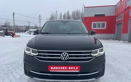 Volkswagen Tiguan II, 2020 год, 3 300 000 рублей, 2 фотография
