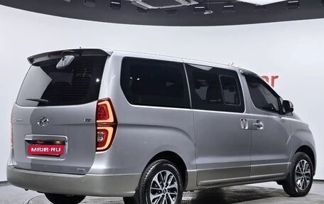 Hyundai Grand Starex Grand Starex I рестайлинг 2, 2020 год, 3 200 000 рублей, 2 фотография