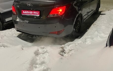 Hyundai Solaris II рестайлинг, 2015 год, 390 000 рублей, 1 фотография